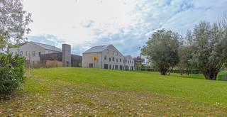 HERZELE - Ontdek <strong>Woonpark Truweel</strong>, een uniek woonproject in het hart van Herzele met 18 Bijna-Energie-Neutrale (BEN) woningen. Hier geniet je van toekomstgericht comfort, energiezuinig wonen en een aangename groene leefomgeving.<br /><br />
<h3><strong>Comfortabel &amp; toekomstgericht wonen</strong></h3>
Elke woning is uitgerust met de <strong>nieuwste technologieën</strong> voor een <strong>maximaal wooncomfort</strong> en een minimaal energieverbruik: geothermische warmtepomp met koeling, zonnepanelen, vloerverwarming in alle leefruimtes, ventilatiesysteem D met warmterecuperatie, regenwaterput, laadvoorziening voor elektrische wagen,... De woningen zijn <strong>licht, ruim en functioneel ingedeeld</strong> met hoogwaardige afwerking. Elke woning beschikt over een <strong>privéparkeerplaats </strong>en een aparte berging, ideaal voor fietsen, tuinmateriaal of extra opslagruimte.<br /><br />
<h3><strong>Samen genieten van groen &amp; ruimte</strong></h3>
Geniet van het beste van twee werelden: een <strong>ruime gemeenschappelijke tuin</strong> waar bewoners kunnen ontspannen, samenkomen of kinderen veilig kunnen spelen en <strong>een privé terras</strong> bij elke woning voor je eigen rustmomenten. Daarnaast is er een <strong>polyvalente ruimte</strong> op het domein, perfect als ontmoetingsplaats, coworking plek, of voor gemeenschappelijke activiteiten.<br /><br />
<h3><strong>Centrale ligging &amp; slimme investering</strong></h3>
Dankzij de uitstekende verbindingen ben je in een mum van tijd in <strong>Aalst, Zottegem of Gent</strong>. Zo woon je rustig en groen, zonder in te boeten op mobiliteit. Door het gunstig E-peil geniet je bovendien van korting op de onroerende voorheffing gedurende de eerste vijf jaar. <br /><br />Kortom: wonen zoals het hoort. Duurzaam, comfortabel en verbonden!<br /><br />Ontdek jouw nieuwe thuis vandaag! <br />Bel ons voor meer informatie of een bezoek: <strong>053 / 60 65 60</strong>.