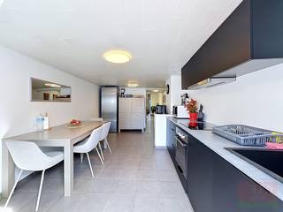 Zoek je een instapklare en comfortabele woning waar ruimte, een slimme indeling en modern wooncomfort samenkomen? Deze modern gerenoveerde gezinswoning op een perceel van 250 m² verrast op de begane grond met een diepte van maar liefst 22 meter. Gelegen aan de stadsrand van Aalst — in de schaduw van het Pierre Cornelisstadion van Eendracht Aalst — woon je hier uitstekend bereikbaar, met alle voorzieningen binnen handbereik.<br /><br /><u><strong>Waarom deze woning jou direct zal aanspreken:</strong></u><br />*<strong> Instapklaar & asbestveilig:</strong> geen verbouwingsstress, direct verhuizen en genieten.<br />* <strong>Toekomstgericht energetisch comfort:</strong> uitgerust met 8 zonnepanelen en een krachtige 10 kWh thuisbatterij.<br />* <strong>Maximale lichtinval & buitenleven:</strong> lichtkoepel in de woonruimte en een prachtig zuidwestgericht terras met zonnige tuin van 140 m².<br />* <strong>Twee volledige badkamers:</strong> optimaal comfort voor een druk gezin of bezoekers.<br />* <strong>Inpandige garage & automatisatie</strong>: zorgeloos parkeren dankzij de automatische garagepoort én het comfort van automatische rolluiken.<br /><br /><u><strong>Indeling van de woning:</strong></u><br /><strong>Gelijkvloers:</strong> ruimte, licht en direct contact met de tuin<br />Via de inkomhal stap je binnen in een woning die dankzij haar diepte van 22 meter enorm veel leefruimte biedt. Aan de voorzijde bevindt zich de inpandige garage met automatische poort.<br />Daarachter bevindt zich een royale leefruimte van 35 m². Verder door te lopen vind je de eerste badkamer (voorzien van een comfortabel ligbad en toilet), een gezellige eetkamer en een ingerichte keuken met veel kastruimte.<br />Vanuit de leefruimtes heb je directe toegang tot het zonnige terras (21 m²) en de diepe, groen ingerichte tuin van 140 m² met handig tuinhuis. Dankzij de zuidwestelijke oriëntatie geniet je hier van 's middags tot 's avonds laat van de zon.<br /><br /><strong>Eerste verdieping:</strong><br />Slaapkamer 1: Een ruime master bedroom van ca. 18 m².<br />Badkamer 2: Een tweede, hedendaagse badkamer uitgerust met een ruime inloopdouche en een tweede toilet.<br /><br /><strong>Tweede verdieping</strong><br />Slaapkamer 2: Een grote, volwaardige slaapkamer van ca. 18 m².<br />Slaapkamer 3: Een ideale kinder-, werk- of hobbykamer van ca. 12 m².<br />Boven de tweede verdieping is er nog een kleine bergzolder aanwezig voor het opbergen van seizoensgebonden spullen.<br /><br /><strong>Troeven:</strong><br />✅EPC: 285 kWh/m² (Label C) en Asbestveilig<br />✅Elektriciteit: volledig conform goedgekeurd<br />✅Zonnepanelen & Thuisbatterij: 8 zonnepanelen (gekeurd) in combinatie met een 10 kWh thuisbatterij voor optimaal eigen verbruik<br />✅Verwarming: aardgas op het gelijkvloers; elektrische verwarming op de bovenverdiepingen<br />✅Extra comfort: automatische rolluiken vooraan<br /><br /><strong>Ligging:</strong><br />Gelegen aan de Bredestraat 108 bevind je je aan de rustige stadsrand van Aalst. Winkels, scholen, openbaar vervoer en belangrijke invalswegen zijn in de directe nabijheid. Een karaktervolle locatie vlak bij het iconische Pierre Cornelisstadion.<br /><br /><strong>Een unieke kans voor snelle beslissers.</strong> Plan vandaag nog je bezoek en ontdek zelf het ruimtegevoel en het comfort van deze woning!<br /><br /><strong>Weet:</strong> De vermelde prijs is een richtprijs/startprijs. Deze methode geeft jou, als potentiële koper, de kans om op een transparante manier te bieden. Na ontvangst van deze biedingen zal de verkoper beslissen of hij/zij de eigendom verkoopt aan het hoogste bod, de richtprijs is aldus niet bindend voor de verkoper.<br /><br /><strong>Benieuwd naar deze absolute topper ??</strong><br />Maak snel jouw afspraak via immo@vastgoed-ff.be, bel <strong>Gunther op 0476/60 67 96</strong> of bel tijdens de kantooruren naar <strong>053/21.21.21</strong><br />