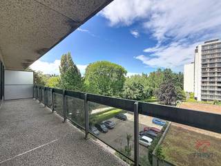 <strong>WOLUWE-SAINT-ETIENNE</strong>, idéalement situé à proximité immédiate des transports en commun, du Ring et de l'Hôpital Saint-Luc et aéroport. Découvrez ce superbe appartement 2 chambres entièrement rénové, offrant une surface habitable de 96 m² et bénéficiant d'une belle luminosité.<br /><br />L'appartement se compose d'un hall d'entrée avec placards intégrés, d'un vaste et lumineux séjour, d'une cuisine équipée, de deux chambres confortables, de deux salles de douche moderne dont une avec WC et un WC séparé. Vous profiterez également de deux terrasses, l'une à l'avant et l'autre à l'arrière de l'immeuble, permettant de bénéficier d'espaces extérieurs agréables à tout moment de la journée. <br /><br />Un grand garage box privatif, pouvant servir d'espace de rangement, de 16m² inclus dans le prix du loyer. L'immeuble offre des équipements de qualité mis gratuitement à disposition des occupants, notamment une grande piscine intérieure de 18m de long et un terrain de tennis. Provisions pour charges de 250 €/mois comprenant les communs, la consommation d'eau froide et les services de conciergerie. <br />PEB : B – 200 kWh/(m².an).<br /><br /><strong><span>3e étage</span> :<br /></strong><br />• Hall d'entrée avec placards et penderie<br />• Living ± 40 m² avec accès à une terrasse orientée Sud-Ouest 9 m²<br />• Cuisine équipée (four, petite taque, hotte, frigo et congélateur et micro-ondes) donnant accès à la terrasse de 13m² arrière orientée N-E<br />• WC séparé<br />• Salle de douche<br />• Chambre 1 : ± 12,5 m² (2,83 x 4,40) donnant accès à la terrasse arrière de 13m² orientée N-E<br />• Chambre 2 : ± 12,5 m² (2,79 x 4,40) avec sa salle de douche attenante et un WC, donnant accès à la terrasse arrière de 13m² orientée N-E<br /><br /><span>Garage box compris dans le prix du loyer, 16m² situé</span> au -2 n° 102<br /><span>Forfait pour charges</span> : 250€/mois pour les communs, eau froide et concierge.<br /><br />L'immeuble offre des équipements de qualité mis gratuitement à disposition des occupants, notamment une grande piscine intérieure et un terrain de tennis.<br />Chassis double vitrage récents !<br /><br />Plusieurs locaux "laveries" avec machines à laver et sèche-linges sont disponibles au -2 moyenant paiement.