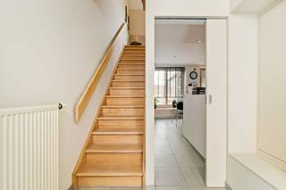Te Hollebeke, een landelijk dorp op een boogscheut van Ieper, huisvest zich deze ideale starterswoning/ investeringseigendom.<br /><br />De gelijkvloerse verdieping van deze woning werd ingericht in een inkomhal, een ingerichte open leefkeuken met eetruimte, een basis ingerichte badkamer/wasplaats en verschillende praktische bergplaatsen (ruimte onder te trap, kast voor droogkast en koelkast, ...). <br /><br />De eerste verdieping bestaat uit een gezellige leefruimte/zithoek en een aansluitende slaapkamer. <br /><br />Verder geniet deze woning van een gezellige koer met tuinberging en een achteruitgang/zij ingang die ook plaats biedt voor de vuilbakken. <br /><br />Troeven:<br />* Ideale starterswoning/ investeringseigendom<br />* Achteruitgang/ zij ingang<br />* Gezellige zithoek met aansluitende slaapkamer<br /><br />Op zoek naar de ideale starterswoning/ investeringseigendom? Grijp uw kans!