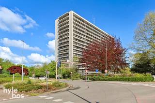 <p><span>Dit instapklare en bijzonder ruime hoekappartement bevindt zich op de zesde verdieping van een verzorgde residentie met lift. Dankzij de gunstige hoekligging en de vele raampartijen geniet het appartement van een aangename lichtinval en een open, ruimtelijk gevoel. De inkomhal geeft toegang tot de royale leefruimte van ca. 40 m², die aansluit op de ingerichte keuken voorzien van een keramische kookplaat, dampkap en koelkast. Verder is er een praktische berging aanwezig. Via de nachthal bereikt u twee volwaardige slaapkamers en de ruime badkamer met ligbad en douchescherm, lavabo, toilet en bidet. De terrassen aan zowel de voor- als zijkant vormen een absolute meerwaarde en laten u optimaal genieten van de open hoekligging. Twee privatieve kelderbergingen én een individuele garagebox in de kelderverdieping zijn inbegrepen in de prijs. Dankzij de ruime indeling, mooie lichtinval en complete uitrusting is dit appartement uitermate geschikt voor eigen bewoning én als interessante vastgoedinvestering. </span></p>