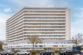 Ruim en lichtrijk appartement gelegen op de 4de verdieping van de gegeerde Residentie Rijsenberg. <br />Een verzorgde inkomhal met brievenbussen, lift en traphal.<br />Het appartement heeft een bwb. opp. van ca. 126 m² en een aangenaam terras van ca. 12 m², met panoramisch uitzicht over de stad .<br /><br />Een ruime inkomhal met ingemaakte kasten (vestiaire) en een apart gastentoilet.<br />De lichtrijke leefruimte met een gezellige zithoek en eethoek.<br />De ingerichte keuken sluit aan op de leefruimte met toegang tot het zonnige terras.<br />De nachthal leidt naar een te renoveren badkamer met ligbad, toilet en wastafel, evenals een aparte douchekamer met douche en wastafel. Er zijn drie slaapkamers, waarvan één met toegang tot het terras.<br />CV op aardgas EPC: B – 139 kWh/m²<br />Inclusief private kelderberging (nr. 60).<br /><br />Mogelijkheid tot aankoop van een binnen staanplaats (nr. 85) aan € 30.000.<br />•Automatische garagepoort (laadpaal kan door de koper geplaatst worden)<br /><br />•Reeds uitgevoerde investeringen in het gebouw: geïsoleerd dak, vernieuwde terrassen en gevels, vernieuwde liften en inkomhal<br /><br />De ligging is uiterst gunstig: nabij het station Gent-Sint-Pieters, het recreatiedomein De Blaarmeersen, scholen, winkels en restaurants. Het centrum van Gent is vlot bereikbaar, openbaar vervoer in de directe omgeving en snelle verbindingen via R4, E17 en E40.<br /><br />Info : sofie@makelaarshuys.be of 0468 24 65 84