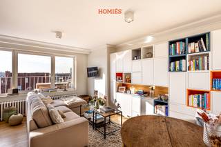 Located just a 5-minute walk from the historic center of Leuven, this fully furnished one-bedroom apartment offers a pleasant combination of comfort and natural light, featuring a spacious terrace with open views. The apartment has a surface area of approximately 60 m² and is situated on the fifth floor, accessible by stairs or elevator. Upon entering, you are welcomed into a bright living area with an open, fully equipped kitchen. The space is practically arranged and offers all necessary comfort. The bedroom is quietly located at the rear of the building. The bathroom is equipped with a sink, walk-in shower, and toilet. The apartment is rented fully furnished and includes, among others, a washing machine, combi-oven, coffee machine, toaster, cutlery, mattress, and duvet. Bike storage is available, and maintenance and cleaning of the common areas are included. Rent: €1,450 per month, plus €150 for heating and hot water. Electricity is to be arranged individually. Available right away. For more information: info@homies.be