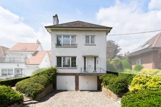 <p>Te koop: open bebouwing in het centrum van Grimbergen, op een super locatie met ruime oprit en twee garages.</p><p><br /></p><p>Deze woning uit 1954 biedt tal van mogelijkheden: kangoeroewoning, ruimte voor een vrij beroep of een grote gezinswoning. Gelegen in een residentiële buurt, vlakbij scholen, openbaar vervoer en belangrijke invalswegen, geniet u hier van een uitstekende bereikbaarheid en een aangename woonomgeving.</p><p><br /></p><p>Belangrijkste ruimtes:<br />• Lichte woonkamer met grote ramen en uitzicht op de voortuin<br />• Functionele keuken met directe toegang tot de eetruimte<br />• Twee slaapkamers met voldoende ruimte voor kasten<br />• Twee garages en een ruime oprit, ideaal voor meerdere voertuigen<br />• Extra bergruimte in de kelder</p><p><br /></p><p>Troeven:<br />• Tal van mogelijkheden: kangoeroewoning, vrij beroep, gezinswoning<br />• Super locatie met ruime oprit en twee garages<br />• Centrale ligging nabij scholen, openbaar vervoer en invalswegen</p><p><br /></p><p>Neem vandaag nog contact op met uw ERA-makelaar voor een bezoek.</p><p><br /></p><p>JOUW DROOMHUIS. ZO GEVONDEN!</p>
