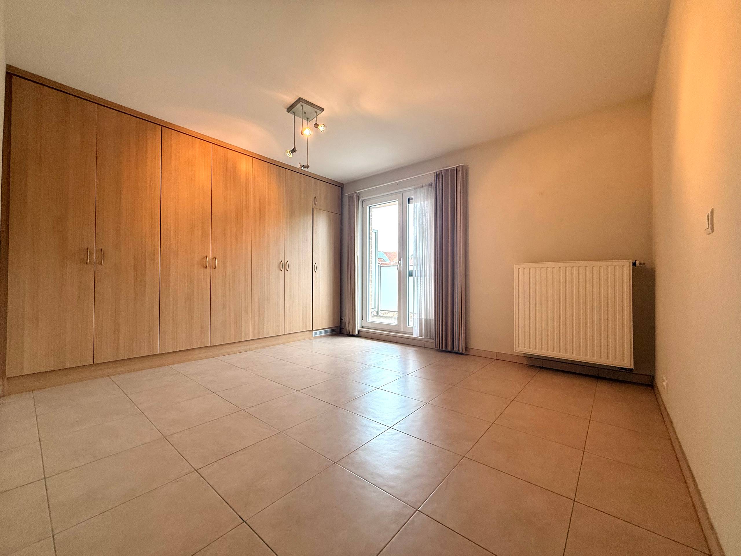 Ruim 2 slaapkamer appartement te huur met garage. - foto 5