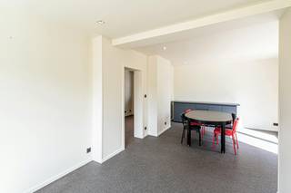 De afgelopen 15 jaar is de woning gerenoveerd tot een moderne en gezellige thuis. <br />Rond 2014 werd een nieuwe keuken gezet, en een moderne ruime badkamer ingericht met 2 lavabo's, ligbad, inloopdouche en toilet. Er werd steentapijt aangebracht in de gemeenschappelijke ruimtes en de elektrische installatie werd volledig vernieuwd en uitgerust met domotica-aangestuurde verlichting.<br />Vanaf 2022 werd een nieuw dak geplaatst en werd de zolder omgebouwd tot een polyvalente kamer. Tot slot werden ook nog de beneden binnenafwerking en de buitengevel opgeknapt.<br /><br />Met een kelder en meerdere bergruimtes in het woonhuis, de aanpalende veranda, en een lospandig bijgebouw met carport, heeft deze woning bijzonder veel opbergplaats. Er is een ruime oprit met meerdere parkings. En zowel de zonnige voortuin, als de achtertuin hebben een terras. <br /><br />Troeven:<br />* 4 slaapkamers<br />* opgefrist en energiezuinig gerenoveerd (EPC B)<br />* domotica-aangestuurde verlichting<br />* elektrische installatie conform bij verkoop<br />* ruime tuin en oprit met meerder parkings<br />* gezellige rustige straat met groene omgeving<br />* alle faciliteiten in de buurt.<br /><br />Een bezoekje inplannen? Kijk op dewaele.com en plan zelf je bezoek in via de online agenda.<br /><br />De algemene voorwaarden van Dewaele DIY kunt u steeds raadplegen via dewaele.com.<br /><br />Bestuursmaatregelen in het maatregelenregister: nee
