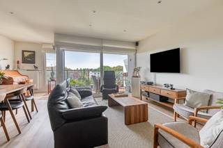 <p>Welkom in dit charmante appartement, gelegen op de derde verdieping aan de Staakskenstraat in Gent. Met een speelse indeling biedt het appartement een eetkamer die naadloos overgaat in de moderne keuken, waardoor gezellige familiemaaltijden en stijlvolle diners een vanzelfsprekendheid zijn. Daarnaast beschikt de woning over twee sfeervolle slaapkamers, perfect voor zowel rust als productiviteit. De garage voegt een extra dimensie toe aan het wooncomfort, terwijl het toilet handig is geconfigureerd voor dagelijks gebruik.</p>
<p>Het appartement, dat zich uitstrekt over een perceel van 89 vierkante meter, is ideaal voor diegenen die de combinatie van stadse levendigheid met een gevoel van thuis zoeken. De locatie, nabij alle voorzieningen van Gent, maakt het tot een aantrekkelijke keuze voor zowel jonge professionals als gezinnen. Dit instapklare appartement nodigt uit tot gezellige momenten en staat garant voor levenscomfort. Voor meer informatie of om een bezichtiging te plannen, aarzel niet om contact op te nemen.</p>