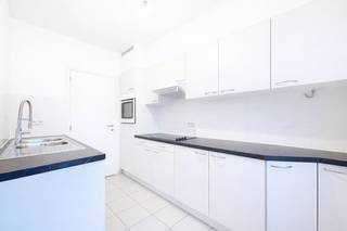 MOLENBEEK-SAINT-JEAN. Bel appartement de +/- 99 m² situé au 4ème étage, 2 chambresAu 4ième étage : * Hall d'entrée * Living de ± 30m² accès à la...