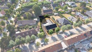 Bent u op zoek naar een warme thuis waar ruimte, licht en comfort centraal staan? Dan is deze te renoveren bungalow absoluut een bezoek waard.<br /><br />Via de inkomhal komt u terecht in een ruime en aangename leefomgeving. De lichtrijke woonkamer staat in directe verbinding met de veranda, die uitkijkt op de prachtige, zuidwestgerichte tuin. Aansluitend bevindt zich de uitgeruste keuken, een ideale plek voor gezellige familiemomenten.<br /><br />De woning beschikt op het gelijkvloers over drie volwaardige slaapkamers en een badkamer, wat zorgt voor optimaal wooncomfort en levenslang wonen mogelijk maakt. Daarnaast is er een inpandige dubbele garage met voldoende ruimte voor wagens, opslag of een hobbyruimte.<br /><br />Op de verdieping bevindt zich een vierde slaapkamer, aangevuld met een grote zolderruimte die tal van mogelijkheden biedt als berging, hobbykamer of extra woonruimte.<br /><br />De ruime tuin vormt een echte troef en biedt dankzij de zuidwestelijke oriëntatie de hele dag door zon en privacy. Bovendien geniet de woning van een rustige ligging, terwijl winkels, scholen en openbaar vervoer zich op korte afstand bevinden.<br /><br />Een ideale woning voor wie op zoek is naar ruimte, rust en de mogelijkheid om een eigen woonproject te realiseren.<br /><br />