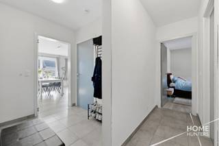 Op een centrale en praktische ligging in Oudenburg vinden we dit verrassend ruime en lichtrijke appartement met maar liefst drie slaapkamers.<br /><br />Het appartement kreeg in 2019 een mooie renovatie, waarbij onder andere de keuken en badkamer volledig werden vernieuwd. De moderne EGGO-keuken biedt voldoende werk- en kastruimte en vormt een aangename plek voor wie graag kookt.<br /><br />Ook de badkamer werd volledig aangepakt en is vandaag voorzien van een ruime inloopdouche en dubbele wastafel. Het toilet bevindt zich praktisch afzonderlijk.<br /><br />Wat meteen opvalt wanneer je het appartement binnenstapt, is de aangename hoeveelheid natuurlijk licht. De leefruimte voelt hierdoor ruim en open aan, terwijl de drie slaapkamers ervoor zorgen dat dit appartement perfect geschikt is voor een gezin, maar evengoed voor wie een extra bureau-, hobby- of logeerkamer zoekt.<br /><br />Aan de achterzijde beschik je bovendien over een aangenaam balkon, ideaal om even buiten te zitten en van de rust te genieten.<br /><br />Ook technisch zijn er enkele mooie troeven: de elektrische installatie is conform en dankzij de renovatie van 2019 zijn keuken en badkamer alvast helemaal mee met hun tijd.<br /><br />Het gebouw beschikt niet over een lift, maar daar staat tegenover dat er geen professionele syndicus is, waardoor de gemeenschappelijke werking eenvoudig gehouden wordt.<br /><br />De ligging maakt het plaatje compleet. Je woont hier centraal in Oudenburg, met winkels, bakker, school en openbaar vervoer in de nabije omgeving.<br /><br />Drie slaapkamers, veel lichtinval, een vernieuwde keuken en badkamer én een balkon: een appartement dat verrassend veel te bieden heeft.<br /><br />Interesse? Contacteer Home Hunters en ontdek het zelf tijdens een bezoek!