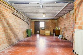 Bent u op zoek naar een instapklare woning op een rustige en gegeerde locatie in Kessel-Lo? Dan is deze verzorgde bel-etagewoning zeker een bezoek waard!<br /><br />De woning beschikt over drie volwaardige slaapkamers en biedt een praktische indeling met veel lichtinval. Er is een praktisch ingerichte keuken voorzien van een combi-oven en koelkast. Ook de badkamer werd vernieuwd en is uitgerust met een stijlvolle inloopdouche.<br /><br />Dankzij de dubbele beglazing, de recent vervangen gasketel en de aanwezigheid van een waterverzachter geniet u van extra wooncomfort en een energiezuinige woning met EPC-label B. Bovendien zijn er spanplafonds aanwezig, wat zorgt voor een verzorgde en eigentijdse afwerking.<br /><br />Op de bovenste verdieping is er een mogelijkheid om extra kamers te creëren. <br /><br />Op het gelijkvloers bevindt zich een inpandige garage met extra bergruimte. Daarnaast is er ook een parkeerplaats voor de deur, zodat u steeds vlot kunt parkeren.<br /><br />Achteraan vindt u een mooie, aangename tuin, de ideale plek om te ontspannen, te genieten van zonnige dagen of gezellig samen te zijn met familie en vrienden.<br /><br />Uitstekende ligging nabij het Provinciaal domein, op fietsafstand van het centrum en op wandelafstand van het station van Leuven en vlakbij de autosnelweg. <br /><br />Troeven van deze woning:<br /><br />*EPC-label B<br />* Bel-etagewoning op een aantrekkelijke ligging in Kessel-Lo<br />* 3 ruime slaapkamers<br />* Vernieuwde keuken<br />* Vernieuwde badkamer met douche<br />* Dubbele beglazing<br />* Recent vernieuwde gasketel<br />* Waterverzachter aanwezig<br />* Spanplafonds<br />* Inpandige garage<br />* Privéparkeerplaats voor de deur<br />* Mooie tuin<br /><br />Deze woning combineert ruimte, comfort en een uitstekende ligging nabij winkels, scholen, openbaar vervoer en belangrijke invalswegen. Een ideale gezinswoning die u zonder grote werken kunt betrekken.<br /><br />Interesse? Neem vandaag nog contact op voor een bezichtiging en ontdek zelf de troeven van deze prachtige woning!