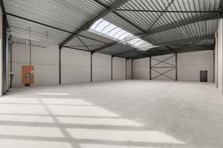 In een goed bereikbare bedrijvenzone te Oostkamp bevindt zich deze instapklare nieuwbouw KMO-unit van 312,55 m². De unit biedt een praktische en kwalitatieve ruimte voor ondernemers die op zoek zijn naar een strategische ligging met vlotte verbindingen.<br /><br /><br />Troeven van de loods:<br />- Instapklare nieuwbouwunit met hoogwaardige afwerking<br />- Strategische ligging nabij belangrijke verbindingswegen<br />- Mogelijkheid tot inrichten van kantoorruimte binnen de unit<br />- De KMO-units worden casco afgeleverd met een vrije hoogte van ongeveer 6,9m<br />- Vloer in gepolierde industriële gewapende betonplaat<br />- Lichtstraat voorzien uit meerwandige polycarbonaat platen met aluminium profielen<br />- Aluminium schrijnwerk met elektronische sectionale poort<br /><br />Interesse? <br />Neem contact op met Simon via +32 498 12 37 08 of simon@vicusvastgoed.be.<br />Plan vandaag nog uw bezoek en ontdek de mogelijkheden van deze functionele KMO-unit in Oostkamp!