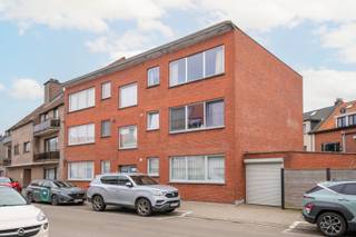 Charmant appartement van 71 m² in het hartje van Ekeren, gelegen aan Klein Hagelkruis 10. Dit praktisch ingedeelde appartement op de tweede verdieping uit 1968 biedt een comfortabele woonervaring met 2 slaapkamers en een lichtrijke leefruimte — ideaal voor starters, jonge koppels of investeerders die willen bijverdienen met verhuur.Het appartement verkeert in een behoorlijke staat en geeft nieuwe eigenaars de mogelijkheid om het naar eigen smaak te moderniseren en waarde toe te voegen. De slaapkamers hebben een mooie oppervlakte en de woonkamer vormt het gezellige hart van de woning. Door de slimme indeling benut u de 71 m² efficiënt, met voldoende opbergruimte en praktische leefzones.De ligging is zeer aantrekkelijk: op wandelafstand van lokale winkels, openbaar vervoer en gezellige horecazaken. Scholen en groenvoorzieningen in de buurt maken dit ook geschikt voor kleine gezinnen. De buurt combineert stadscomfort met een rustige woonomgeving.Vraagprijs: €185.000. Interesse? Neem contact op voor meer informatie of plan een bezoek — ontdek zelf het potentieel van dit appartement en maak van dit pand uw nieuwe thuis.