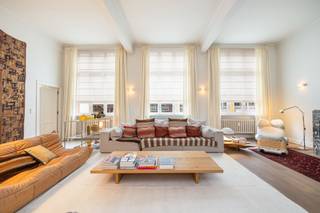 Wonen in een loft in de TheaterbuurtVerborgen achter de stad, op wandelafstand van het Theaterplein, ontvouwt zich een plek waar licht en stilte de...