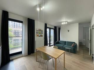 Europese wijk. Prachtig appartement van 47m² met terras - gebouw uit 2014. Inkomhal met gepantserde deur, woonkamer, open ingerichte...