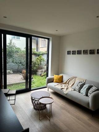 Instapklaar appartement met stadstuin –
Milisstraat 77, 2140 Borgerhout

Volledig gerenoveerd appartement van 65m² met een gezellige stadstuin van 34m², op wandelafstand van Antwerpen-Centraal.

Dit smaakvol gerenoveerde appartement combineert hedendaags comfort met warme, natuurlijke materialen. Bij binnenkomst valt meteen de lichtrijke living op met eikenhouten parket, die vloeiend overgaat in een stijlvolle eetkamer en open keuken.

Keuken &amp; living
De volledig uitgeruste open keuken is voorzien van een kookeiland, ingebouwde Bosch-oven en combimagnetron, en biedt rechtstreeks zicht op en toegang tot de tuin. De aansluitende leefruimte biedt voldoende plaats voor een grote eettafel en een gezellige zithoek.

Stadstuin
Via de grote schuifdeur stap je naar buiten in een aangename, groene stadstuin van 36m² – een echte troef in de stad, ideaal om te ontspannen, te tuinieren of buiten te eten.

Slaapkamer &amp; badkamer
Het appartement beschikt over een ruime slaapkamer met veel bergruimte, en een volledig afgewerkte badkamer met douche, wastafel en toilet, voorzien van kwalitatieve afwerking met tegelvloeren, inbouwverlichting en een handdoekradiator.

Ligging
Milisstraat bevindt zich in het bruisende Borgerhout, op wandelafstand van het Centraal Station van Antwerpen. De buurt is gekend om haar gezellige horeca, winkels en levendige sfeer – de ideale combinatie van rust thuis en bruisend stadsleven om de hoek.

Kort samengevat:
Bewoonbare oppervlakte: 65m²
Stadstuin: 34m²
EPC: C
1 slaapkamer, 1 badkamer (incl. toilet)
Volledig gerenoveerd, instapklaar
Op wandelafstand van Antwerpen-Centraal
Gelegen in bruisende buurt met veel horeca