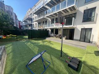 <p><span>Prachtig, recent 2 slaapkamer gelijkvloers appartement op een super goede locatie in de Europese wijk. Ruime inkomhal welke uitgeeft op een grote, lichtrijke leefruimte met aansluitend een volledig ingerichte keuken met eethoek. Ruim terras (30m²) + aansluitende privétuin aan de achterzijde (+/- 100m²). Nachthal met apart toilet, wasruimte en badkamer met ligbad en dubbele lavabo. 2 slaapkamers (14m² & 10m²). Private kelder. Ruime parking plaats mee aan te kopen (+ € 38.000). Zeer goede ligging in een rustige straat, op wandelafstand van het openbaar vervoer, de Europese instellingen, Metro, winkels en restaurants.</span></p><p><span> </span></p>