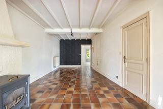 Deze karaktervolle woning in Franse stijl is gelegen in een rustige en aangename laan en combineert authentieke charme met hedendaags comfort. Dankzij de reeds uitgevoerde opfrissingswerken is de woning instapklaar en meteen klaar om haar nieuwe bewoners te verwelkomen.<br /><br />Dankzij de ruime bewoonbare oppervlakte biedt deze woning een aangenaam en functioneel wooncomfort. Bij het binnenkomen wordt u verwelkomd in een ruime inkomhal met gastentoilet die toegang geeft tot de gezellige en lichtrijke leefruimte. Aansluitend bevindt zich de ruime keuken, voorzien van alle hedendaagse comfort, evenals een praktische berging.<br /><br />Op de eerste verdieping bevinden zich drie volwaardige slaapkamers en een badkamer. <br /><br />De authentieke elementen, zoals eiken balken, een massieve eiken deur en een stijlvolle eiken trap, zorgen voor een warme en tijdloze uitstraling. Daarnaast is er een grote zolder met vaste trap aanwezig die eenvoudig kan worden ingericht als extra slaapkamer, bureau of hobbyruimte.<br /><br />Verder beschikt de woning over een grote garage, een oprit, en een groene, zonnige tuin.<br /><br />Extra: <br />- De verwarmingsinstallatie werd vernieuwd met een hoogrendement condensatieketel <br />- EPC D - geen renovatieverplichting<br />- Vernieuwde ramen