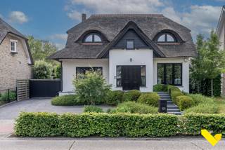 Deze sfeervolle en stijlvolle woning combineert karakter, comfort en hedendaags woonplezier op harmonieuze wijze. Deze prachtige cottagewoning...