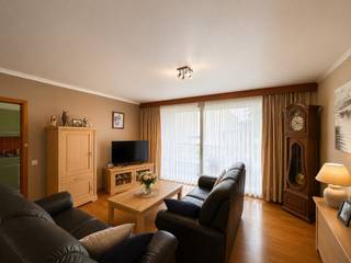 TE KOOP - SINT-AMANDSBERG. Twee identieke appartementen, naast elkaar gelegen in een kleinschalige residentie met lift, bieden een uitzonderlijke opportuniteit. Ze kunnen afzonderlijk worden aangekocht, maar lenen zich eveneens perfect tot een gezamenlijke aankoop voor wie op zoek is naar extra ruimte, een kangoeroewoning of een interessante investeringsopportuniteit.<br /><br />Elk appartement is gelegen op de eerste verdieping, met de optie om een bijhorende garage aan te kopen. Via de inkomhal bereikt u een lichtrijke leefruimte waar een gezellige zithoek en eethoek naadloos in elkaar overvloeien. De ingerichte keuken sluit aan op een praktische berging, terwijl een apart gastentoilet voor extra comfort zorgt. Verder zijn er drie volwaardige slaapkamers die tal van mogelijkheden bieden voor gezinnen, thuiswerk of hobbyruimte.<br /><br />De appartementen ademen een warme, huiselijke sfeer en behouden enkele charmante vintage accenten die karakter en authenticiteit toevoegen. De parketvloer versterkt het gezellige gevoel, terwijl de ruime terrassen uitnodigen om in alle rust te genieten van het mooie uitzicht op het omliggende park. Dankzij de rustige ligging en de aangename lichtinval vormen deze appartementen een bijzonder aantrekkelijke woonplek.<br /><br />Hoewel een opfrissing de mogelijkheid biedt om de appartementen volledig naar eigen smaak in te richten, vormen ze vandaag reeds een solide basis met een doordachte indeling, veel potentieel en een uitstekende ligging. Een unieke kans voor wie op zoek is naar een ruim appartement met karakter of naar twee naast elkaar gelegen eigendommen die samen tal van perspectieven bieden.<br /><br />EPC label D