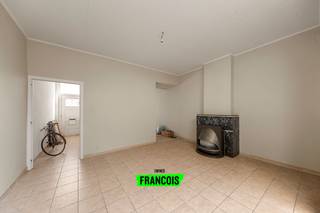 Ontdek deze te renoveren herenwoning, prachtig gelegen aan de Brugse Vesten en vlakbij het station.Op het gelijkvloers bevindt zich een inkomhal die...