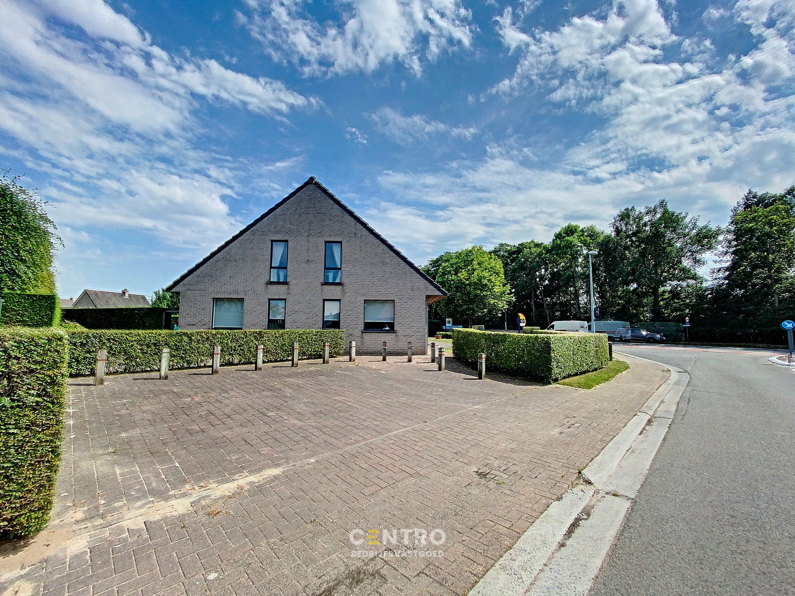 Ruim (430m²), multifunctioneel pand (bewoning, kantoor, praktijk, horeca, ...)  op ZICHTLOCATIE langs invalsweg Roeselare (vlakbij de ring R32). - photo 5