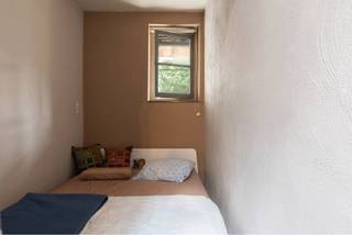 ONLY FOR STUDENTS: Are you looking for a cozy and snug little apartment in the heart of Leuven? This cozy studio apartment offers everything you need for comfortable city living.<br /><br />Location: <br />This apartment is ideally located within Leuven's ring road, just a short walk from the train station. This makes it perfect for commuters and anyone who likes to have everything within easy reach. Stores, restaurants, and other amenities are also nearby.<br /><br />Layout:<br />Living room: A bright and cozy space, ideal for relaxing after a busy day.<br />Sleeping area: Cozy sleeping area with curtain.<br />Kitchen: Where you can prepare delicious meals.<br />Bathroom: Bathroom with shower, toilet and sink.<br /><br />Details:<br />Rental price: €600 per month<br />Fixed costs: €185 per month (including water, heating and electricity)<br />Internet: Not included, to be provided by yourself<br /><br />Additional benefits:<br />Central location close to the train station and other facilities<br />Cozy and well laid out spaces<br />Ideal for singles or couples<br /><br />Interested? Then contact us soon for more information or a viewing. This charming apartment is available from 15/09 and is waiting for a new tenant to feel at home.