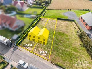 <strong>Immo Van Middelem verkoopt deze rustig gelegen bouwgrond van +/-4a71ca, met een prachtig zicht over de Pedevallei, geschikt voor het oprichten van een half-open bebouwing te Itterbeek (Dilbeek).</strong><br /><br />De straatbreedte bedraagt +/-11,17m en de perceeldiepte ± 42m. <br />De gevelbreedte bedraagt max. 7,00m en de bouwdiepte max. 15m op het gelijkvloers en max. 12m op de verdieping. <br /><br />Deze grond maakt deel uit van een kleine verkaveling van 4 loten, met de volgende goedgekeurde bouwvoorschriften:<br />- deze bouwgrond is bedoeld voor een eengezinswoning met inbegrip van zorgwonen.<br />- de keuze van de dakvorm is vrij: hellend of plat. De eerste aanvrager bepaalt de dakvorm.<br />- functies complementair aan het wonen (kantoor, vrij beroep, dienstverlening,...) zijn toegelaten met een totale max. vloeroppervlakte van 100 m².<br /><br />De integrale verkavelingsvoorschriften en extra info kan u downloaden op onze website (www.immovanmiddelem.be).<br /><br />Kosten voor opmaak PV per lot en afpaling (974 €), voor de verkavelingsakte per lot (789 €) en de kosten voor aanleg van de nutsvoorzieningen per lot (5.655 €) zullen ten laste van de koper zijn.<br /><br />Het perceel wordt bouwrijp verkocht. Geen directe bouwverplichting.