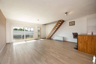 Op zoek naar een <strong>instapklaar </strong>appartement met verrassend veel ruimte, een moderne afwerking én een uitstekende ligging? Dan is dit volledig vernieuwde duplex appartement in Sint-Niklaas zeker een bezoek waard!<br /><br />Met een bewoonbare oppervlakte van ca. 111 m², twee volwaardige slaapkamers, een ruime leefruimte, moderne keuken en badkamer én een grote zolder als extra bergruimte, biedt dit appartement alle <strong>comfort </strong>voor wie zorgeloos wil wonen. De centrale ligging vlakbij het station, winkels, scholen en openbaar vervoer maakt het plaatje compleet.<br /><br />Indeling<br />- Gelijkvloers<br />- Gemeenschappelijke inkomhal<br />- Verzorgde private inkomhal<br />- Apart <strong>gastentoilet</strong><br />- Praktische berging<br />- Zeer ruime en <strong>lichtrijke </strong>leefruimte<br />- Open, volledig vernieuwde keuken met kwalitatieve toestellen en zitplaats<br /><br />Eerste verdieping<br />- Nachthal<br />- Twee <strong>volwaardige </strong>slaapkamers<br />- <strong>Moderne </strong>badkamer met inloopdouche en regendouche<br /><br />Zolder<br />- Bereikbaar via een uitklapbare trap<br />- Ruime zolder van ca. 23 m² (hoogte ca. 1,75 m)<br /><br />Buitenruimte<br />- <strong>Privatieve staanplaats afzonderlijk aan te kopen voor €15.000</strong><br /><br />Extra troeven<br />- Volledig <strong>vernieuwd </strong>en instapklaar<br />- Elektriciteit conform <br />- Nieuwe keuken en stijlvolle badkamer<br />- Vernieuwde verwarmingsinstallatie<br />- Dak <strong>geïsoleerd </strong>(20 cm)<br />- Nieuwe ramen met <strong>dubbele </strong>beglazing<br />- Elektrische rolluiken<br />- EPC-label C - <strong>geen</strong> <strong>renovatieverplichting</strong>! <br />- Lage maandelijkse syndicuskosten <br /><br />Graag meer informatie of een bezoek? Contacteer ons via 03.377.55.00 of waasland@deboerenpartners.be