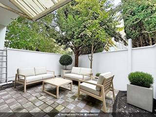 📞 Informatie & bezichtigingen: dries.v@weinvest.be Tel.: 02 315 77 22<br /><br />Aan de prestigieuze Avenue des Croix du Feu, op een steenworp afstand van het Park van Laken en de koninklijke kassen, ontdekt u dit volledig gerenoveerde appartement van 81 m², gelegen op de begane grond van een karakteristiek appartementencomplex uit 1937.<br />🏡 Het pand<br />Woonruimte: Ruime, lichte woonkamer met mooie architectonische bogen.<br />Keuken: Volledig uitgeruste open keuken.<br />Slaapkamer & sanitair: 1 grote slaapkamer, 1 doucheruimte + apart toilet.<br />Buiten: Terras van 24 m² (schoongemaakt en muren opnieuw geschilderd voor de intrek van de huurder).<br />🌳 Buurt & Ligging<br />Groene omgeving: Op een steenworp afstand van het Park van Laken, het Chinese Paviljoen en de Japanse Toren. Perfect voor wandelingen en hardlopen.<br />Voorzieningen: Dicht bij winkels, supermarkten, scholen en hoofdwegen (A12, Ring, stadscentrum).<br />Openbaar vervoer: Bus en tram in de directe omgeving.<br />💡 Voorzieningen & Comfort<br />Dubbele beglazing (PVC-kozijnen) & individuele gasverwarming.<br />Individuele meters (water, gas, elektriciteit).<br />Geen gemeenschappelijke kosten voor het gebouw!<br />📄 EPC-klasse G (355 kWh/m²/jaar - CO₂: 75 kg/m²/jaar)<br />1 GARAGE + 1 PARKEERPLAATS VERPLICHT TEGEN EEN TOTAAL BIJBETALING VAN 150 €!<br />Beschikbaarheid: Onmiddellijk<br />Mis geen enkele van onze exclusieve aanbiedingen op onze website WWW.WEINVEST.BE