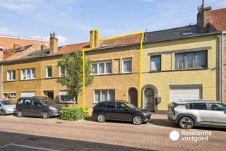 Deze gezellige stadswoning in Oostende combineert een praktische indeling met aangename leefruimtes, twee volwaardige slaapkamers en een verrassend ruime buitenruimte. De woning werd gebouwd in 1949 en is gelegen op een perceel van 108 m². Dankzij de rustige ligging in een éénrichtingsstraat, de zuidoostgerichte koer van bijna 26 m² en de vele mogelijkheden is dit een interessante woning voor wie op zoek is naar een eigen stek met potentieel in Oostende.<br /><br />Bij het binnenkomen wordt u verwelkomd in een inkomhal met toegang tot de woning en de centrale traphal. De ruime en luchtige leefruimte geniet van een aangename lichtinval en beschikt over een laminaatvloer, centrale verwarming en PVC-ramen met dubbele beglazing en rolluiken. De extra aanwezige gaskachel zorgt voor gezellige winteravonden.<br /><br />Aansluitend bevindt zich de keuken, uitgerust met de nodige toestellen, voldoende kastruimte en een stenen werkblad. Vanuit de keuken is er toegang tot het sas, het aparte toilet en de praktische berging/wasplaats.<br /><br />Een absolute troef van deze woning is de zuidoostgerichte binnenkoer van bijna 26 m², aangelegd met klinkers. Deze aangename buitenruimte biedt een heerlijke plek om van de zon te genieten, buiten te eten of gezellig te ontspannen.<br /><br />Op de eerste verdieping bevinden zich twee grote slaapkamers, een ruime nachthal en een badkamer met douche, toilet en lavabo. Daarnaast beschikt de woning over een hoge ruime zolderverdieping van ongeveer 31 m², voorzien van twee Velux-ramen. Deze ruimte biedt tal van mogelijkheden en kan ingericht worden als derde slaapkamer, bureau, hobbyruimte of extra leefruimte. Op de nachthal is bovendien voldoende ruimte om de huidige uitschuifbare trap eventueel te vervangen door een vaste trap er naartoe.<br /><br />De woning is voorzien van dubbele beglazing, PVC-ramen, PVC-rolluiken, een PVC-veiligheidsvoordeur en centrale verwarming op gas. Met een EPC-label F biedt de woning mogelijkheden om via energetische renovaties het wooncomfort en de energieprestaties verder te verbeteren.<br /><br />De woning is gelegen in een rustige éénrichtingsstraat met gratis parkeermogelijkheid aan beide zijden. Winkels, supermarkten, bakker, apotheek, scholen en kinderopvang bevinden zich op wandelafstand. Het centrum, de zee, het strand, noem maar op ... alles is eveneens vlot bereikbaar via het openbaar vervoer. Ideaal voor wie alles graag dichtbij heeft en toch rustig wil wonen.<br /><br />Deze ruime stadswoning biedt een mooie combinatie van ruimte, buitenleven en mogelijkheden. Met twee slaapkamers, een ruime zolder, een zonnige koer en een praktische ligging vormt deze woning een interessante basis voor wie op zoek is naar een karaktervolle woning die verder naar eigen smaak kan worden vernieuwd en ingericht.<br /><br />Interesse? Contacteer ons vandaag nog en plan uw bezoek in!