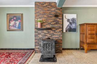 <p>Deze halfopen bebouwing in de Centrumlaan te Petegem (Deinze), gelegen op een mooi perceel van 531 m², biedt een uitstekende basis voor wie een woning volledig naar eigen smaak wil renoveren.</p><p>Dankzij de praktische indeling, aangename buitenruimte en gunstige ligging beschikt deze woning over heel wat potentieel.</p><p> </p><p>Op het gelijkvloers bevinden zich de inkomhal met apart toilet, een ruime woonkamer, keuken, bijkeuken en veranda.</p><p>De eerste verdieping telt drie slaapkamers en een badkamer. Daarnaast is er een ruime zolder die bijkomende mogelijkheden biedt.</p><p> </p><p>Buiten geniet u van een aangename tuin, een aparte garage en een ruime oprit met voldoende parkeergelegenheid.</p><p>De combinatie van de halfopen bebouwing, het perceel, de garage en de verschillende ruimtes maakt dit een interessante basis voor de realisatie van een hedendaagse gezinswoning op maat.</p><p> </p><p>De Centrumlaan geniet een vlot bereikbare ligging, met winkels, scholen, horeca en andere dagelijkse voorzieningen in de buurt.</p><p>Ook het centrum van Deinze en het station zijn gemakkelijk te voet of met de fiets bereikbaar.</p><p>Dankzij de goede verbinding met de belangrijkste invalswegen zijn Gent, Kortrijk en omliggende gemeenten vlot bereikbaar.</p><p> </p><p>Een interessante renovatiekans voor wie op zoek is naar een woning met potentieel op een gunstige locatie!</p><p></p><p>De vermelde prijs is een richtprijs; de verkoper behoudt het recht om biedingen al dan niet te aanvaarden!</p>