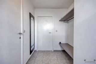 <p><span>Rustig gelegen gelijkvloers appartement van +/- 71m² te Leopoldsburg met gastentoilet, inkomhal (rechts), open leefruimte en keuken, kelder, badkamer geïnstalleerd met douche en wastafel en 1 slaapkamer. Inclusief garage en prachtig zuid georiënteerde tuin.</span></p><p><span>  </span></p><p><span>Voor meer info of een bezoek contacteer me op <span>011 199 991</span></span><span> of <span>0493 501 078</span></span><span>.</span></p><p><span> </span></p><p><span> </span></p><p><span>Een waardebepaling van uw woning nodig? Aarzel dan niet om me vrijblijvend te contacteren om een verkoopprijs van uw woning te bepalen.<br />Bel op 0493 50 10 78</span></p><p><span> </span></p>