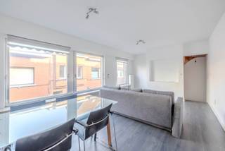 Deels af te werken woning, uitstekend gelegen in een verkeersarme straat. Op 2 minuten van de Grote Markt, vlakbij scholen, openbaar vervoer, winkels, en alle stadsfaciliteiten. Indeling: GLV: inkomhal, af te werken sanitair, garage, technische berging en terrasje (3 m²). Tussenverdieping: woonkamer met kleine, geïnstalleerde keuken; Bovenverdieping: 1 ruime slaapkamer en 1 kleine slaapkamer (of thuisbureel, dressing, ...). Kenmerken: uitstekende ligging, deels af te werken, geen renovatieverplichting, videofoon, garage, klein terras, 1 à 2 slaapkamers, prijs bespreekbaar, elektriciteit conform.<br />Dit is een ideale woning voor starters en mensen die midden de stad willen wonen. Ook interessant als investering.<br />Ontdek deze woning alvast via de 360°-tour op onze website.<br />Kan deze woning iets voor u zijn? Kom het zelf ontdekken en maak een afspraak via 0479 01 00 00 of info@avantivastgoed.be