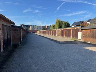 De garagebox is gelegen op een zeer centrale ligging. Er zijn verschillende boxen te huur.+/- 15m².Verlichting voorzien.Nieuw dak geplaatst in...