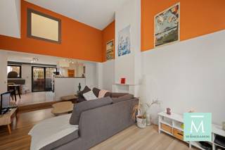 <p><span>PRACHTIG WOONHUIS IN HARTJE MECHELEN MET MODERNE INRICHTING EN GEZELLIGE BINNENPLAATS</span></p><p><span>Ontdek deze indrukwekkende woning gelegen op een charmante straat in het centrum van Mechelen. Dit ruime pand biedt de perfecte combinatie van authentieke stadswoning en eigentijdse comfort, met een bewoonbare oppervlakte van 162 vierkante meter verdeeld over meerdere niveaus.</span></p><p><span>Het huis beschikt over maar liefst vier slaapkamers, ideaal voor gezinnen die behoefte hebben aan voldoende persoonlijke ruimte. Elke kamer is goed proportioneerd en voorzien van natuurlijk licht. De slaapkamers variëren van intiem tot royaal, wat uitstekende mogelijkheden biedt voor een gastenverblijf, thuiskantoor of persoonlijke retraite. De functioneel ingerichte badkamer met moderne afwerking zorgt voor dagelijks comfort.</span></p><p><span>Het gelijkvloers beschikt over een prachtig open woonkeuken concept dat gastvrijheid en gezelligheid uitstraalt. De ruime zithoek met aangrenzende eetplaats creëert een harmonische flow perfecte voor het samenleven. De volledig uitgeruste keuken met moderne apparatuur en praktische indeling transformeert het koken in een aangename ervaring. Grote raamoppervlakken laten overvloedig licht binnen en zorgen voor een airy, licht interieur.</span></p><p><span>De keuken is voorzien van hoogwaardige kasten, een kookeiland met zitgelegenheid voor gezellige momenten. De witte kasten gecombineerd met houten werkbladen creëren een schone, hedendaagse uitstraling.</span></p><p><span>Op het gezellige terras kan u genieten van de rust na een lange (werk)dag.</span></p><p><span>Gelegen in het hart van Mechelen op voetafstand van winkels, restaurants, cafés en culturele bezienswaardigheden. De historische architectuur van de straat voegt karakter toe aan uw dagelijks leven.</span></p><p><span>Dit huis combineert het beste van stadsleven met privé comfort. De vier slaapkamers bieden flexibiliteit voor verschillende levensfasen. De moderne renovaties garanderen energie-efficiëntie en duurzaamheid. </span></p><p><span>Interesse? Bel of mail ons voor meer informatie of een bezoek! (info@demakelaardij.be of 015/20.20.82)</span></p><p><span> </span></p><p><span> </span></p>