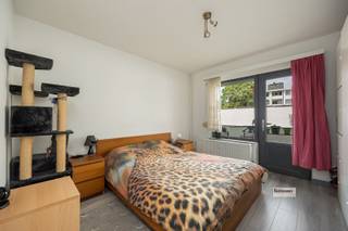 <p><span>" </span><span>Instapklaar gelijkvloersappartement met 2 slaapkamers, terras en ondergrondse garage</span><span> </span></p><p><span> </span></p><p><span>Dit instapklare appartement bevindt zich in een rustige woonwijk, vlak bij Domein Bisschoppenhof. Winkels, scholen en openbaar vervoer bevinden zich op wandelafstand. Dankzij de gunstige EPC-score geldt er geen wettelijke renovatieverplichting.</span></p><p><span>Via de inkomhal komt u in de lichtrijke leefruimte met een mooie laminaatvloer. De recent gerenoveerde keuken is praktisch ingericht en voorzien van een oven, inductiekookplaat en vaatwasser.</span></p><p><span>Het appartement beschikt over twee volwaardige slaapkamers en een volledig gerenoveerde badkamer met lavabo, toilet, douche in bad en aansluiting voor een wasmachine.</span></p><p><span>Vanuit de slaapkamer heeft u rechtstreeks toegang tot het terras met open uitzicht, waar u in alle rust van de buitenruimte kunt genieten.</span></p><p><span>Aan zowel de voor- als achterzijde zijn rolluiken voorzien, wat zorgt voor extra comfort tijdens warme zomerdagen en koude wintermaanden.</span></p><p><span>Extra troeven zijn de ruime privatieve kelder, dubbele beglazing in het volledige appartement en de ondergrondse garagebox. De garagebox is verplicht mee aan te kopen voor </span><span>€ 25.000</span><span>.</span></p><p><span>Troeven</span></p><ul><li><span>Instapklaar </span></li><li><span>Geen renovatieverplichting (gunstige EPC-score) </span></li><li><span>Gelijkvloers appartement </span></li><li><span>2 volwaardige slaapkamers </span></li><li><span>Terras met open uitzicht </span></li><li><span>Ruime privatieve kelder </span></li><li><span>Dubbele beglazing en rolluiken </span></li><li><span>Rustige ligging </span></li><li><span>Winkels, scholen en openbaar vervoer op wandelafstand </span></li><li><span>Ondergrondse garagebox (verplicht aan te kopen voor € 25.000)"</span></li></ul><p><span> </span></p><p><span> </span></p>