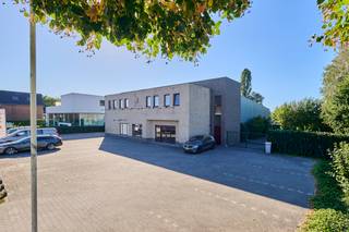 <p><strong>Commercieel gelegen industrieel gebouw met 2 verhuurde appartementen op perceel van 26a69ca</strong></p><p>Rijksweg 732, Dilsen-Stokkem | Vraagprijs € 1.349.000</p><p>Op een uitstekend commerciële en strategische ligging langs de Rijksweg 732 te Dilsen-Stokkem bevindt zich dit veelzijdige industrieel/commerciële eigendom met twee bovenliggende appartementen, gelegen op een ruim perceel van 26a69ca.</p><p>De combinatie van een ruime showroom, magazijn, tussenverdieping, uitgebreide buitenruimte en twee reeds verhuurde appartementen maakt dit eigendom bijzonder interessant voor ondernemers én investeerders.</p><p><u>Bedrijfsruimte van ca. 710 m² die bestaat uit:</u><br />* ca. 400 m² showroom/toonzaal, ideaal voor commerciële activiteiten;<br />* een keuken/eetplaats en bergruimte;<br />* achterliggend magazijn van ca. 200 m² met sectionaalpoort;<br />* tussenverdieping van ca. 110 m²</p><p>Het gebouw beschikt over een ruime buitenzone en biedt dankzij de perceelconfiguratie de mogelijkheid om volledig rondom het gebouw te rijden, wat een belangrijke troef vormt voor ondernemingen die werken met bestelwagens of vrachtwagens. Vooraan het gebouw is bovendien ruim voldoende parkeergelegenheid voorzien.</p><p><u>Twee ruime en verhuurde appartementen</u><br />Boven het commerciële gedeelte bevinden zich twee ruime appartementen van respectievelijk ca. 145 m² en 149 m². Het eerste appartement beschikt over 2 slaapkamers en het tweede appartement beschikt over 3 slaapkamers. De appartementen genereren samen een maandelijkse huuropbrengst van € 1.665, goed voor € 19.980 op jaarbasis. Beide appartementen beschikken over een EPC-label C en zijn uitgerust met warmtepomp en zonnepanelen.</p><p>Met een <strong>vraagprijs van € 1.349.000 </strong>biedt dit eigendom een interessante combinatie van commerciële ruimte, logistieke mogelijkheden en residentiële huuropbrengsten.</p><p>De twee verhuurde appartementen zorgen onmiddellijk voor een stabiele inkomstenstroom en dragen zo reeds een belangrijk deel van de investering. Tegelijk beschikt de koper over een omvangrijke commerciële ruimte die naar eigen behoefte kan worden aangewend of verder kan worden geëxploiteerd.</p><p>De zichtbaarheid langs de Rijksweg, de ruime perceeloppervlakte, de uitstekende bereikbaarheid en de mogelijkheid om het gebouw rondom met vrachtwagens te bereiken, maken van deze locatie een bijzonder interessante uitvalsbasis voor diverse ondernemingen.</p><p>TROEVEN OP EEN RIJ<br />✓ Commerciële ligging langs Rijksweg 732<br />✓ Perceel van 26a69ca<br />✓ Ca. 710 m² commerciële/industriële ruimte<br />✓ Volledig rondom bereikbaar voor **vrachtwagens**<br />✓ Ruime parkeermogelijkheden vooraan<br />✓ 2 ruime bovenliggende appartementen<br />✓ Totale actuele huuropbrengst appartementen: € 19.980/jaar<br />✓ Appartementen met EPC-label C<br />✓ Warmtepompen en zonnepanelen<br />✓ Interessante combinatie van eigen gebruik en investering</p><p><strong>Vraagprijs: € 1.349.000</strong></p><p>Een veelzijdig commercieel eigendom met een sterke ligging en een aantrekkelijke combinatie van ondernemersruimte en onmiddellijk rendement uit twee verhuurde appartementen.</p><p>Voor meer info en/of een bezichtiging: info@jansenrealestate.be of 011/39 90 50</p>