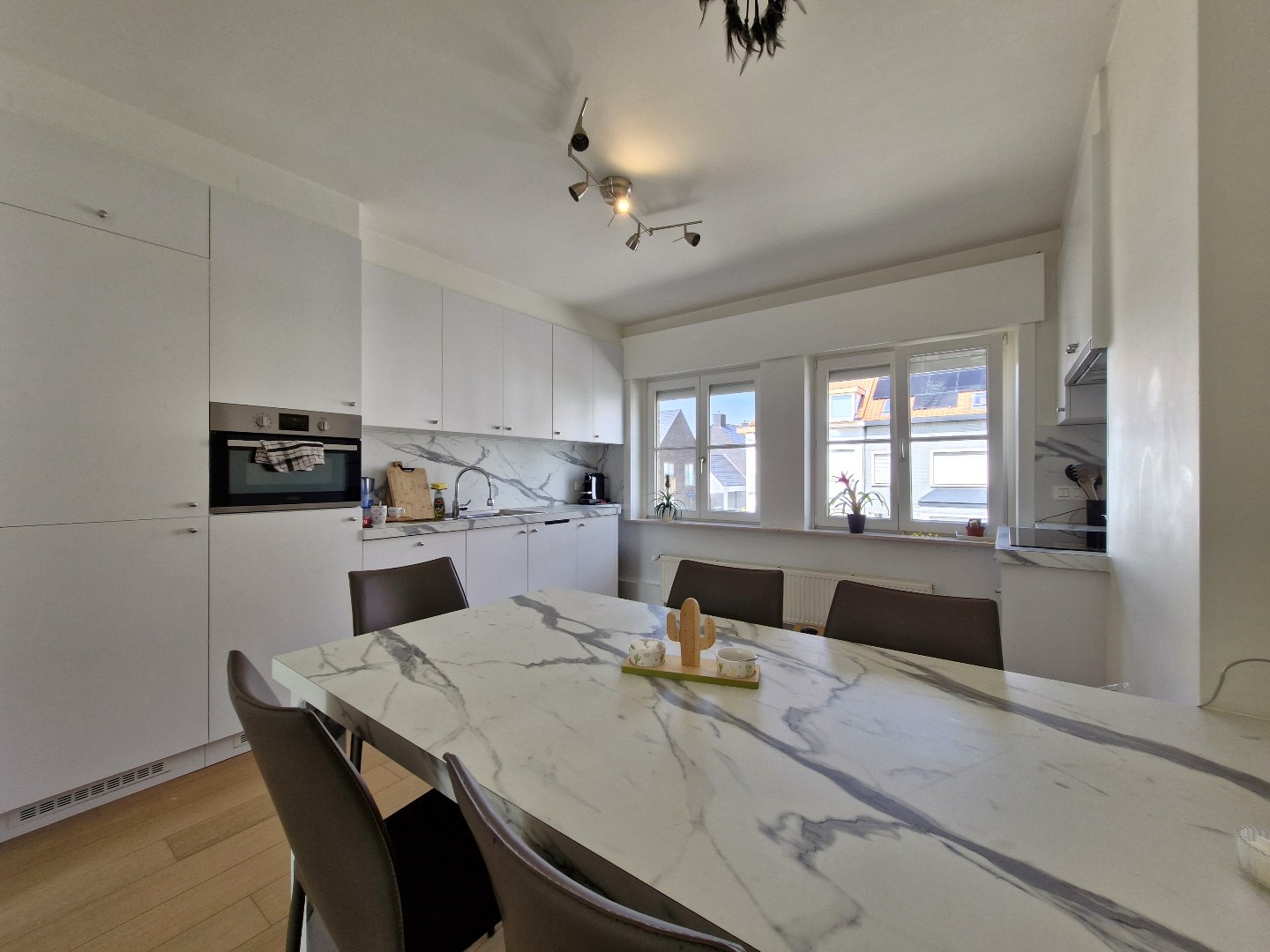 Ruim duplex-appartement met 2 slaapkamers en 2 badkamers op centrale ligging. - foto 5