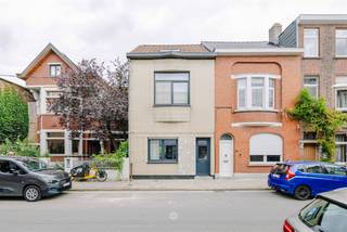 <p><span>SINT-AMANDSBERG - Woning met 4 slaapkamers en aangename buitenruimte </span></p><p><span> </span></p><p><span>Deze ruime stadswoning is een mooie opportuniteit voor gezinnen of wie op zoek is naar een woning met potentieel in Sint-Amandsberg. De aangename leefruimte en 4 slaapkamers zorgen voor een comfortabele basis. </span></p><p><span> </span></p><p><span>De belangrijkste troeven op een rij: </span></p><ul><li><span>4 ruime slaapkamers </span></li><li><span>Leefruimte, keuken en eetplaats met elkaar verbonden</span></li><li><span>Badkamer op het gelijkvloers </span></li><li><span>Overdekt terras en gezellige buitenruimte</span></li><li><span>Vlotte verbinding naar Gent, winkels en openbaar vervoer</span></li><li><span>Verder af te werken naar eigen smaak</span></li></ul><p><span> </span></p><p><span>Gelijkvloers: </span></p><p><span>Via de inkomhal bereikt u zowel de keuken als de leefruimte. Deze ruimtes sluiten mooi op elkaar aan en lopen door naar de eetplaats, wat zorgt voor een aangename en verbonden woonbeleving. Verder bevindt zich hier de badkamer met douche in bad, toilet en lavabo-meubel. </span></p><p><span> </span></p><p><span>Verdiepingen: </span></p><p><span>Op de eerste verdieping bevinden zich drie volwaardige slaapkamers. De bovenste verdieping beschikt over een bijkomende zolderkamer, ideaal als vierde slaapkamer, hobbyruimte of bureau. </span></p><p><span> </span></p><p><span>Buitenruimte: </span></p><p><span>Achteraan geniet de woning van een overdekt terras en een aangename buitenruimte.</span></p><p><span> </span></p><p><span>Praktische info:</span></p><p><span>Richtprijs: €375.000</span></p><p><span>EPC: Label E </span></p><p><span>Beschikbaarheid: overeen te komen </span></p><p><span> </span></p><p><span>Een woning met ruimte, verschillende mogelijkheden en een interessante ligging. Benieuwd naar de mogelijkheden? Neem contact op met ons kantoor en plan vandaag nog uw bezoek in. </span></p>