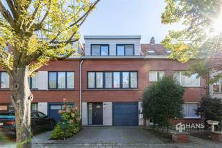 <p><span>Verzorgde bel-etage (157 m²) met 3 slaapkamers en tuin (108 m²) in Wilrijk</span></p><p><span>In de Sint-Jan Vianneystraat woon je op een centrale locatie in Wilrijk, met winkels, scholen en openbaar vervoer in de nabije omgeving. Belangrijke verbindingswegen zijn vlot bereikbaar, waardoor je hier rustig wonen combineert met een goede bereikbaarheid.</span></p><p><span>Ook technisch zit de woning goed. Zo beschikt ze over PVC-ramen met dubbele beglazing, centrale verwarming op gas en is het dak geïsoleerd. Bovendien is de elektrische installatie conform, waardoor er op dat vlak alvast enkele belangrijke zaken in orde zijn.</span></p><p><span>De woning is verdeeld over drie niveaus en biedt verrassend veel ruimte. Op het gelijkvloers kom je binnen in de inkomhal met apart toilet. Verder vind je hier een inpandige garage (24 m²), praktische berging en multifunctionele kamer van 10 m². Deze extra ruimte kan bijvoorbeeld ingericht worden als bureau, hobby- of speelkamer en geeft rechtstreeks toegang tot de tuin (108 m²) met oost-oriëntatie.</span></p><p><span>Op de eerste verdieping bevindt zich de ruime en lichtrijke woonkamer, goed voor een totale oppervlakte van maar liefst 40 m². De vele raampartijen zorgen voor een aangename natuurlijke lichtinval en aan de achterzijde bevindt zich de aparte, volledig ingerichte keuken.</span></p><p><span>De tweede verdieping telt 3 slaapkamers van respectievelijk 9 m², 12 m² en 18 m² en de badkamer (8 m²), voorzien van een ligbad, inloopdouche, toilet en lavabomeubel.</span></p><p><span>Met 3 slaapkamers, een extra multifunctionele ruimte, garage én tuin heeft deze woning alvast heel wat in huis voor wie op zoek is naar ruimte op een centrale locatie in Wilrijk. Boek vandaag nog je afspraak in en kom met eigen ogen ontdekken wat het pand te bieden heeft!</span></p><p><span>Bewoonbare opp.157m² ref.: bruto vloeropp. EPC. Voor meer info of een gratis schatting surf naar www.hansimmo.be</span></p><p><span> </span></p>