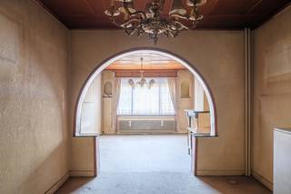 <strong>Te renoveren herenwoning met vier slaapkamers en stadstuin nabij het Keizerpark.</strong><br /><br />Op wandelafstand van het stadscentrum, het Zuid en het Keizerpark vinden we deze karaktervolle herenwoning.<br /><br />Dit pand bevindt zich op een perceel van 152 m² en beschikt over maar liefst 251 m² bewoonbare oppervlakte. De royale indeling omvat vier volwaardige slaapkamers en een ruime zolderkamer met mezzanine, die tal van mogelijkheden biedt als extra slaapkamer, bureau, hobbyruimte of polyvalente leefruimte.<br /><br />Ook buiten is er aangename ruimte voorzien, met een terras en tuin die een mooie aanvulling vormen op het ruime woonprogramma.<br /><br />Als extra bestaat de mogelijkheid tot aankoop van een garagebox (€ 35.000).<br /><br />Dankzij de centrale ligging, de vlotte bereikbaarheid en de royale oppervlaktes vormt deze herenwoning een uitstekende renovatiebasis voor wie een karaktervolle stadswoning volledig naar eigen smaak wil vormgeven.