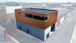 <strong>Nieuwbouw KMO-unit met kantoor - </strong>Combinatie van 164 m² opslagruimte met 164 m² kantoren en<strong> 6 privatieve parkeerplaatsen</strong> te koop op bedrijventerrein 'De Schatting', op amper 300 m van de Torhoutsesteenweg met een vlotte verbinding naar de E403 op- en afrit Ruddervoorde (4,5 km).<br /><br />De <strong>casco opslagruimte</strong> (brandklasse C) met een vrije hoogte van +/- 6,5 m is opgebouwd uit een staalconstructie in combinatie met een betonplint en geïsoleerde sandwichpanelen. De loods is toegankelijk via een automatische sectionale poort (4,50 m B x 4,20 m H) met aparte toegangsdeur en glaspartij, lichtstraat en polybetonvloer. Bovendien laat de dakstructuur het toe om zonnepanelen te plaatsen (15 KG/m²). Aanwezigheid van een regenwater- en septische put. <br /><br />De <strong>kantoorruimte situeert zich op de eerste verdieping</strong> en geniet van veel lichtinval. Dankzij de ligging aan de kop van het project geniet men van een fantastische visibiliteit.<br /><br />Het bedrijfsgebouw maakt deel uit van de gloednieuwe ontwikkeling "Zilleghem Park" bestaande uit <strong>18 KMO-units met oppervlaktes van 159 m² tot 335 m²</strong>. <br />Alle loodsen zijn geschikt voor productie, stockage, ... Per magazijn zijn er minstens twee privatieve parkeerplaatsen voorzien.<br /><strong>Onmiddellijk beschikbaar</strong>.<br /><br />Contacteer <strong>PANORAMA B2B</strong> voor bijkomende (technische) inlichtingen, plannen of een vrijblijvend plaatsbezoek <strong>0479 70 70 73</strong>.