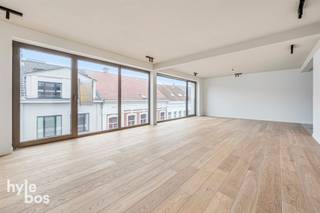 <p><span>Dit </span><span>uitzonderlijk penthouse</span><span> beslaat de bovenste twee verdiepingen van een stijlvol en hedendaags gebouw in het centrum van de stad en biedt een indrukwekkende </span><span>bewoonbare oppervlakte van maar liefst 180 m²</span><span>. Bij het betreden van de woning wordt meteen duidelijk dat hier resoluut is gekozen voor </span><span>kwaliteit, ruimte en comfort</span><span>. De luxueuze afwerking met hoogwaardige materialen zorgt voor een tijdloze en elegante uitstraling, terwijl de doordachte indeling perfect inspeelt op hedendaags wonen.</span></p><p><span>De zeer ruime leefruimte wordt gekenmerkt door </span><span>grote raampartijen</span><span> die zorgen voor een overvloed aan natuurlijk licht en een aangename verbinding met de buitenruimtes. De open, volledig ingerichte keuken sluit naadloos aan op de leefruimte en vormt samen met de eetplaats het hart van de woning, ideaal voor zowel dagelijks gebruik als het ontvangen van gasten.</span></p><p><span>Het penthouse beschikt over </span><span>twee volwaardige slaapkamers en een polyvalente ruimte</span><span> die kan worden ingericht als derde slaapkamer, bureau of hobbyruimte. Daarnaast zijn er </span><span>twee stijlvolle badkamers</span><span> die comfort en privacy garanderen. Op de derde verdieping bevindt zich een </span><span>ruim terras</span><span>, perfect om in alle rust te genieten van de buitenlucht. Het </span><span>dakterras op de vierde verdieping</span><span> vormt een absolute eyecatcher en biedt een prachtig open zicht over de omgeving, een unieke plek om te ontspannen of gasten te ontvangen.</span></p><p><span>Ook op technisch vlak voldoet deze woning aan de hoogste normen. Dankzij zonnepanelen en andere energiezuinige oplossingen geniet u van een </span><span>hoog wooncomfort met een lage energiekost</span><span>. Dit penthouse combineert exclusief wonen, privacy en ruimte met een centrale ligging, en vormt een zeldzame opportuniteit voor wie op zoek is naar een luxueuze en toekomstgerichte woonst in de stad.</span></p><p><span> </span></p><p><span> </span></p>