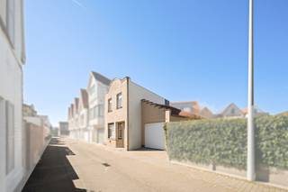 Gelegen in een rustige straat te Knokke-Heist, vindt u deze te renoveren woning met heel wat potentieel. Dit pand vormt de ideale kans voor wie op zoek is naar een woning die volledig naar eigen smaak kan worden ingericht, op een aangename en gegeerde locatie.<br /><br />U komt de woning binnen via de inkomhal, die toegang geeft tot de leefruimte. De woonkamer sluit mooi aan op de ruime keuken, wat zorgt voor een open en praktische indeling. Op het gelijkvloers is er eveneens een apart gastentoilet aanwezig. Verder omvat het gelijkvloers ook de badkamer. Vanuit de keuken bereikt u het terras, wat zorgt voor een aangename buitenruimte. <br /><br />Via de trap bereikt u de eerste verdieping, waar zich drie slaapkamers bevinden. Deze indeling maakt de woning geschikt voor zowel gezinnen als investeerders die op zoek zijn naar een project met meerwaarde.<br /><br />De combinatie van een rustige ligging en een functionele indeling maakt dit pand bijzonder interessant voor wie een woning volledig naar eigen wensen wil vernieuwen en afwerken.<br /><br />