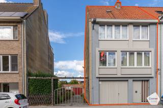 Deze woning met <strong>drie</strong> <strong>slaapkamers</strong>, gelegen in een <strong>rustige</strong> en <strong>aangename</strong> <strong>buurt</strong>, biedt <strong>tal</strong> <strong>van</strong> <strong>mogelijkheden</strong> voor wie op zoek is naar een <strong>renovatieproject</strong> met potentieel. Dankzij de beschikbare ruimtes is het bovendien perfect mogelijk om <strong>extra</strong> <strong>slaapkamers</strong> te <strong>creëren</strong>, onder andere op de zolderverdieping.<br /><br /><u>Indeling</u><br /><u>Gelijkvloers</u>: garage, bureau, praktische berging met aansluitingen voor wasmachine en rechtstreekse toegang tot de koer.<br /><u>Eerste verdieping</u>: lichtrijke living met basiskeuken, badkamer en toegang tot een terras.<br /><u>Tweede<strong> </strong>verdieping</u>: drie volwaardige slaapkamers<br /><u>Zolder</u>: mogelijkheid om een extra kamer of hobbyruimte te voorzien.<br /><br />De woning beschikt achteraan over een <strong>gezellige</strong> <strong>koer</strong>, ideaal om in alle rust te genieten van een buitenruimte met beperkt onderhoud. Dankzij de <strong>garage</strong> is parkeren geen enkel probleem. Een bijkomende troef is de <strong>mogelijkheid</strong> tot <strong>aankoop</strong> van het <strong>naastgelegen</strong> <strong>bouwgrond</strong>, wat zowel voor uitbreiding als voor een nieuw project interessante perspectieven biedt.<br /><br />Dit pand <strong>combineert</strong> <strong>ruimte</strong>, <strong>potentieel</strong> en een <strong>gunstige</strong> <strong>ligging</strong>, en vormt daardoor een uitstekende keuze zowel voor investeerders als voor wie op zoek is naar een hoofdverblijfplaats met groeimogelijkheden.