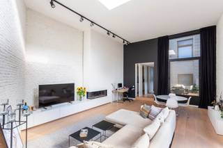 <p><strong>Unieke loft op 't Zuid met 2 terrassen</strong><br /><br />Op zoek naar een uniek appartement gelegen op een uitstekende locatie?<br />Dit prachtig appartement met 2 terrassen is gelegen in de Verschansingstraat op het hippe Zuid.<br /><br />Een ideale ligging vlakbij de gedempte zuiderdokken, het Museum voor Schone Kunsten en talrijke leuke restaurantjes en terrasjes.<br /><br />Wat onmiddelijk zal opvallen bij een bezoek aan dit prachtig appartement?<br />Dat zijn de ongelooflijke hoge plafonds in de leefruimte. <br />Hierdoor geniet u van ongelooflijk veel lichtinval in een unieke loftruimte.<br /><br />Vanuit de leefruimte hebt u toegang tot 2 ruime terrassen.<br />Heerlijk genieten!<br /><br />Het appartement is voorzien van een volledig ingerichte keuken<br /><br />In de inkomhal vinden we verder nog een handige berging met aansluitingen voor wasmachine en/of droogkast.<br />Verder in de nachthal nog een gastentoilet.<br /><br />Vooraan het appartement vinden we een ruime, charmante slaapkamer terug met ingemaakte kasten en een volledig uitgeruste badkamer.<br /><br />Een leuke eye-catcher in het appartement is ongetwijfeld de gashaard.<br /><br />Kelderberging inbegrepen in de prijs.<br /><br />Bent u ook benieuwd naar dit appartement?<br />Twijfel dan niet en contacteer LISTED: +32 3 283 51 51.</p>
