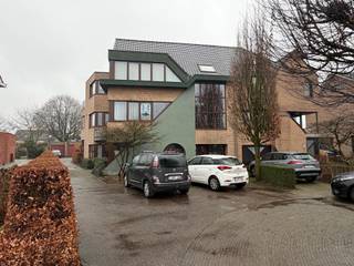 Gerenoveerd appartement op de eerste verdieping met 3 slaapkamers, terras en garage. EPC: 117 kWh/m² (label B). Beschikbaar:...