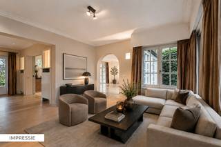 Op een absolute toplocatie in het gegeerde Schilde-Bergen, rustig gelegen nabij St. Ludgardis en omgeven door mature groenaanplantingen, bevindt zich deze perfect onderhouden klassieke villa op een mooi perceel van ca. 2.162 m². De woning biedt royale leefruimtes, 6 slaapkamers, 4 badkamers en een sfeervol bijgebouw achteraan in de tuin. Dankzij de zuidgerichte oriëntatie en de hoogwaardige afwerking is dit een unieke eigendom op één van de meest gegeerde lanen van Schilde.<br /><br />Indeling gelijkvloers:<br />De elegante inkomhal met natuurstenen vloer, vestiaire met gastentoilet en witgelakte trappartij geeft toegang tot de verschillende leefruimtes.<br />De opeenvolging van leefruimtes creëert een heerlijk ruimtelijk gevoel: een zitkamer met openhaard, een aparte eetkamer en een 3e royale leefruimte met grote raampartijen rondom, telkens met zicht op de tuin en directe toegang tot de terrassen.<br /><br />De volledig uitgeruste keuken in tijdloos wit beschikt over een kookeiland, veel kastruimte en kwalitatieve toestellen (o.a. Miele). Aansluitend bevinden zich een praktische voorraadruimte, een ruime wasplaats met ingemaakte kasten, een extra gastentoilet en toegang tot de inpandige dubbele garage.<br /><br />Eerste verdieping:<br />De royale nachthal leidt naar de master suite, bestaande uit een ruime slaapkamer met prachtig tuinzicht over het grote balkon, een volledig ingerichte badkamer met ligbad, inloopdouche, lavabomeubel en toilet, en een uitzonderlijke volledig ingerichte dressing over de volledige lengte.<br /><br />Daarnaast zijn er 3 extra slaapkamers, elk voorzien van ingemaakte kasten, en een bijkomende badkamer met inloopdouche, lavabomeubel en toilet.<br /><br />Tweede verdieping:<br />De tweede verdieping biedt bijkomend woonvolume, met een kleine hal voorzien van linnenkast, 2 ruime slaapkamers waarvan 1 met ingemaakte kasten. Verder is er nog een technische ruimte en een eigen badkamer met inloopdouche, lavabomeubel en toilet.<br /><br />Bijgebouw:<br />Achteraan in de tuin bevindt zich een charmant bijgebouw, volledig opgetrokken in dezelfde klassieke stijl als de woning.<br />Het omvat een inpandige ruimte aan de voorzijde met de installatie voor tuinbesproeiing, een overdekt gedeelte dat geschikt is als zithoekje of voor fietsen, en een achtergedeelte dat gebruikt werd als hondenhok/berging.<br />Via een vaste trap bereikt men de bovengelegen ruimte, ideaal als atelier, speelruimte, kantoor of gastenverblijf.<br /><br />Dit bijgebouw vormt een sterke functionele meerwaarde voor het perceel.<br /><br />Bijzonderheden:<br />- Zuidgerichte, volledig aangelegde en omheinde tuin<br />- Tijdloze architectuur en hoogwaardige afwerking<br />- 6 slaapkamers – 4 badkamers – ruime dressing<br />- Inpandige dubbele garage<br />- Automatische poort<br />- Bijgebouw met diverse gebruiksmogelijkheden