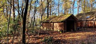 UNIEK BOUW- OF RENOVATIEPROJECT: Sprookjesachtig bosperceel van 1.672 m² met PERMANENTE BEWONING, charmante chalet en mede-eigendom in het Rommersven!<br /><br />Droomt u van uw eigen droomwoning te midden van de natuur, op een locatie die absolute privacy biedt? In het gezochte en idyllische Sint-Job-in-'t-Goor (Brecht) stellen wij met trots deze zeldzame buitenkans voor! Verscholen in een uiterst rustige, doodlopende straat (Zone 30, BPA Mieksebaan) ligt een majestueus perceel van 1.672 m² waar rust en natuurbeleving op het allerhoogste niveau samenkomen. Hier ontwaakt u met het gefluit van vogels, terwijl eekhoorns en egels u begroeten in uw eigen achtertuin.<br /><br />• Officieel toegelaten permanente bewoning<br />• Chalet met potentieel (Renovatie of Wederopbouw): De bestaande houten chalet (ca. 65 m²) kan grondig gerenoveerd worden naar hedendaags comfort, óf dient als de perfecte basis voor afbraak en wederopbouw van uw gepersonaliseerde droomwoning op een schitterende inplanting op het perceel.<br />• Riant droomperceel (1.672 m²): Volledig omgeven door volwassen groen, wat garant staat voor ongeziene privacy en een unieke fauna & flora rondom.<br />• Exclusieve crown jewel: Mede-eigendom Rommersven: Als eigenaar wordt u tevens mede-eigenaar van het feeërieke, private Rommersven (een natuur/watervak van maar liefst 26.025m²), duurzaam beschermd via een goedgekeurd Natuurbeheerplan van het Agentschap voor Natuur en Bos (ANB).<br />• Topligging & Gunstige Vaste Lasten: Verkeersluw gelegen (doodlopend / Zone 30).<br /><br />Een zeldzame vastgoedopportuniteit voor wie kiest voor de ultieme combinatie van rust, een uniek natuurkader en een blanco canvas voor renovatie of nieuwbouw op een absolute droomlocatie. Laat u op locatie betoveren door de mogelijkheden en de magie van het Rommersven!